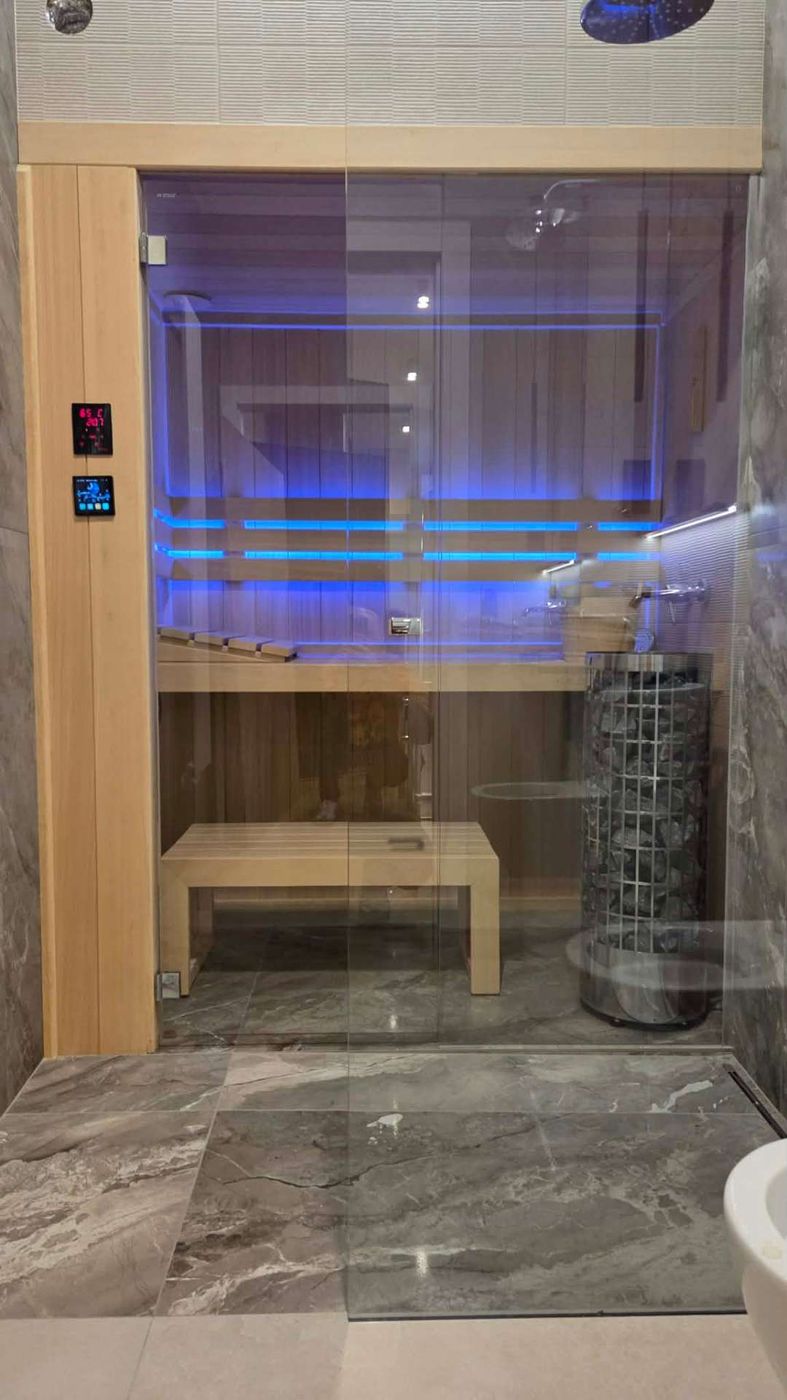 Sauna łazienkowa z przeszkleniem i piecem Harvia