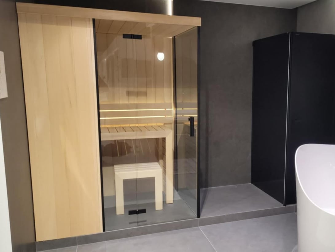 Sauna łazienkowa z przeszkleniem