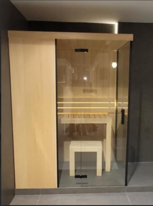 Sauna domowa z drewnem jasnym